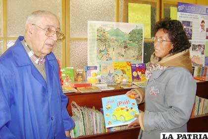 El director de la biblioteca del IAI y la Guaguateca, Francisco Díaz, y la responsable, Lucía Daza, muestran los libros didácticos