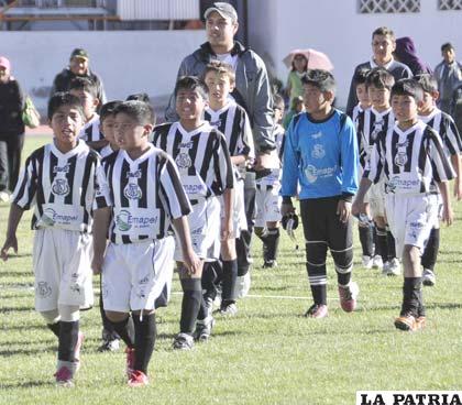 Oruro Royal interviene en el certamen infantil de fútbol 