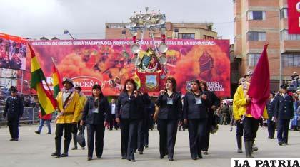 Cofradía ingresando a la Avenida Cívica “Sanjinés Vincenti” portando la imagen de la Virgen del Socavón en el Carnaval 2012