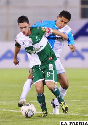 Saucedo domina el balón (foto: APG)