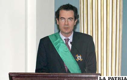 Ramón Santos embajador de España condecorado por la cancillería /APG