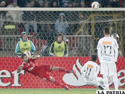 Neymar se resbala en el remate del penal (foto: foxsportsla.com)