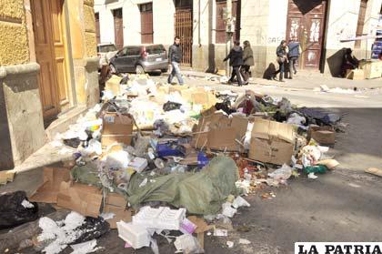 Mientras el conflicto de EMAO se prolonga la basura prolifera por las calles de la ciudad