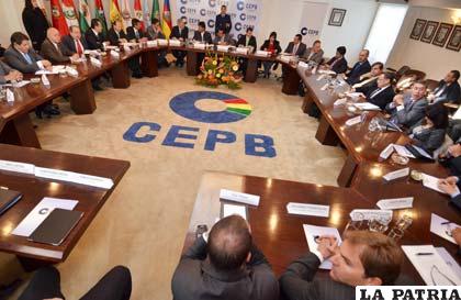 Empresarios reunidos con autoridades del Gobierno (Foto APG)