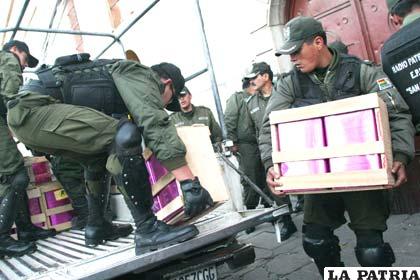 Efectivos policiales sacan latas de alcohol y cerveza de la cárcel de San Pedro /APG