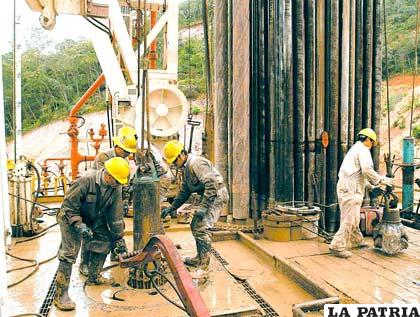 Técnicos de YPFB trabajan en uno de los pozos hidrocarburíferos del campo Huacaya /larazon.com