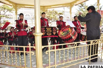 Banda del Saracho y helados de canela fueron una combinación ideal para los orureños