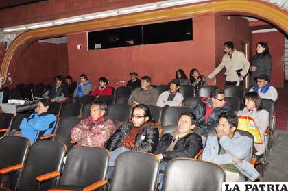 Artistas se reúnen para crear leyes que fomenten a las artes en Oruro
