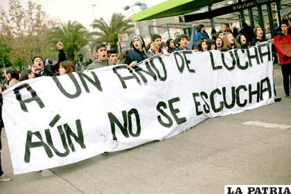 Estudiantes nuevamente se enfrentaron a los policías /todosloscaminoshaciati.blogs