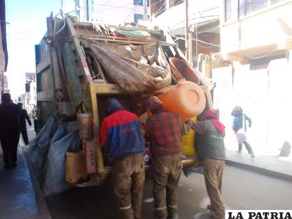 Trabajadores de EMAO volvieron a limpiar la ciudad 