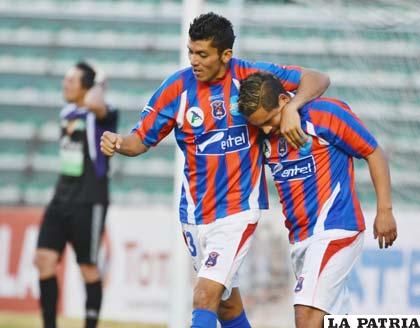 Mancilla y Ovejero jugadores de La Paz FC (foto: APG)