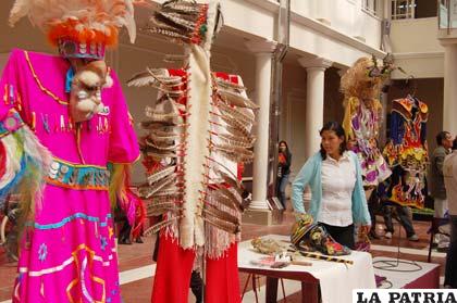 En el hall de la Gobernación se expusieron trajes folklóricos y algunas imágenes simbólicas y tradicionales recordando el Día del Folklore