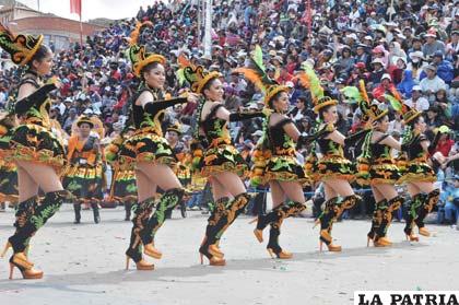Figuras de la Morenada Mejillones en el Carnaval 2012