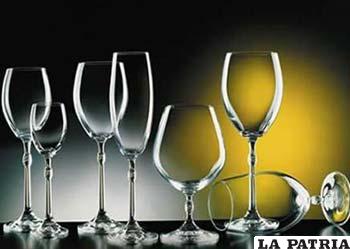 CUARTO PASO
LA CRISTALERÍA: 
Se montará toda la cristalería necesaria para el servicio de vinos que se ofrezcan sin olvidar la copa de agua. Las copas relacionadas a algún tipo de licor deben ser puestas en el momento oportuno, es decir en el momento que se va a servir.
