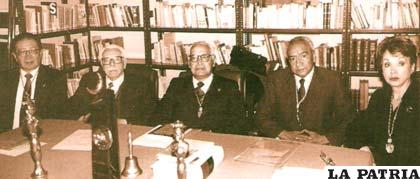 De izquierda a derecha  D. Carlos Coello Vila, Bibliotecario; D. Armando Soriano Badani, Vicedirector; D. Carlos Castañón Barrientos Director; D. Angel Tórres Sejas, Secretario; Da Georgette Canedo de Camacho, Prosecretaria