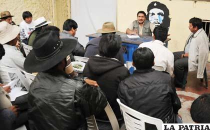 Felipe Cáceres, dirigió la reunión con cocaleros de Yungas de Vandiola /APG
