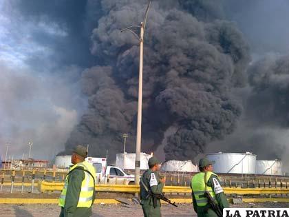 La humareda luego del estallido en la refinería en Punto Fijo en Venezuela /yucatan.com.mx
