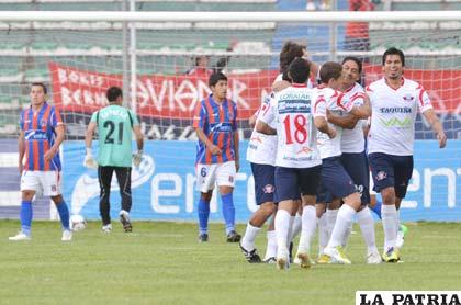 Jugadores de Wilstermann celebran el gol del triunfo ante La Paz FC (foto: APG)