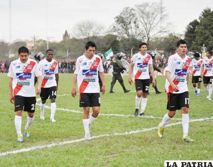 Jugadores de Nacional Potosí molestos por la derrota (foto: APG)