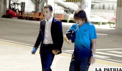 Puyol abandona el hospital acompañado de su médico (foto: mundodeportivo.com)