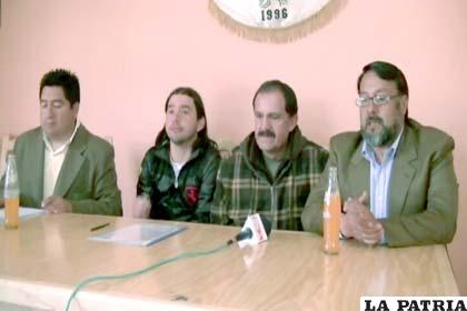 Regis de Souza junto a dirigentes del Oruro Royal