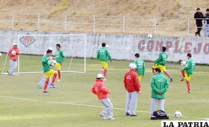 Los convocados a la Selección Nacional comenzaron a entrenarse con el firme pensamiento de llegar bien al cotejo ante Ecuador (APG)