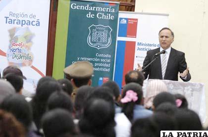 El ministro de Justicia de Chile habla con los indultados (Foto APG)