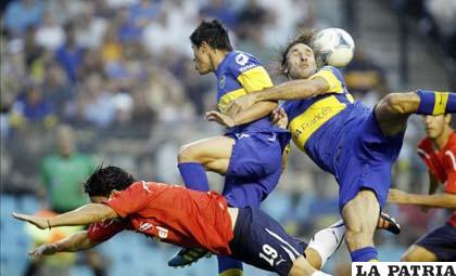 Una acción del partido de ida entre Boca e Independiente (foto: mundodeportivo.com)