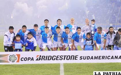 El equipo de Aurora que participa en Copa Sudamericana (foto: APG)