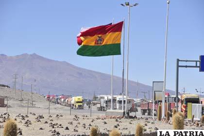 La bandera boliviana flameó en territorio chileno