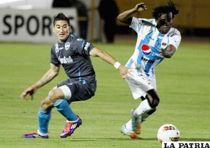 Una acción del partido que jugaron ayer Deportivo Quito y Aurora (foto: APG)