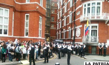 Ambientes de la embajada de Ecuador en Londres donde se encuentra el fundador de los WikiLeaks, Julian Assange /vocesdel99.wordpress.com