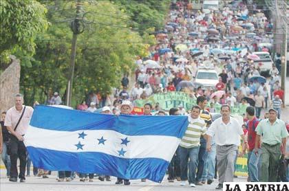 Maestros en Honduras exigen el pago retrasado de sus haberes /crhoy.com
