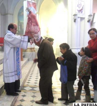 La tradicional “pisada” de la Virgen de la Asunción
