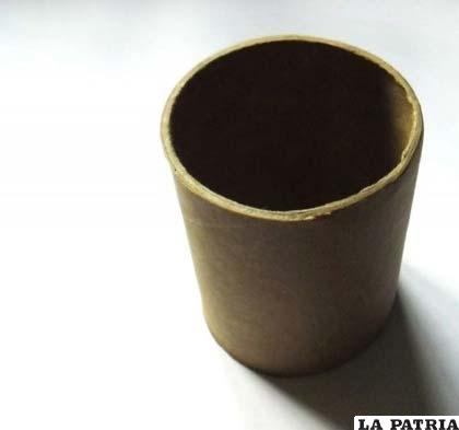 PASO 1
Comienza con un tubo, recipiente para reciclar o cualquier envase que tengas.