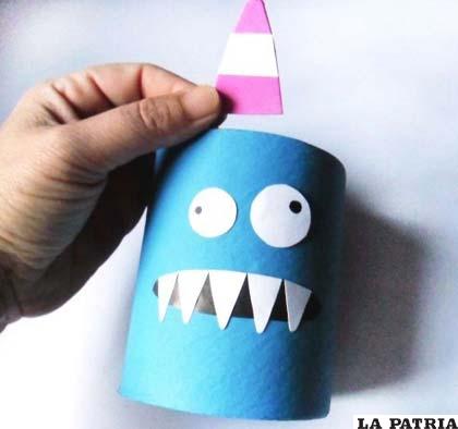 PASO 5
El paso siguiente es recortar el sombrero en goma eva o cartón y pegarlo en la parte superior. De esta forma tenemos un monstruito perfecto para tener como mascota en tu dormitorio.