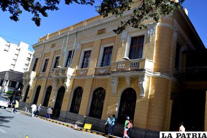 Concejales y alcaldesa recibirán 1.000 bolivianos más de salario