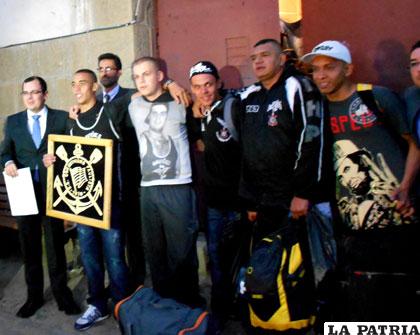 Los hinchas de Corinthians el momento de su liberación