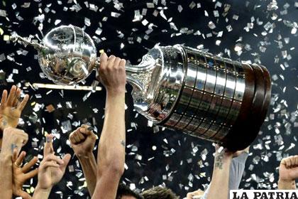 El preciado trofeo de la Copa Libertadores
