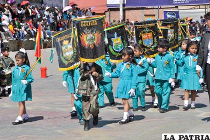 Niños del kínder Rosa Quintela portan los escudos de los nueve departamentos