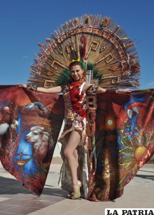 Lucero Yaksic muestra el traje con el que participó en Miss Teens Americans