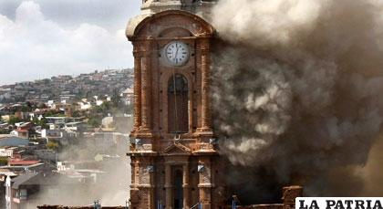 Torre de San Francisco ardiendo en llamas