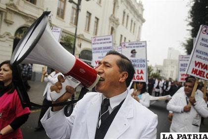 Médicos peruanos inician huelga de hambre para exigir mejoras