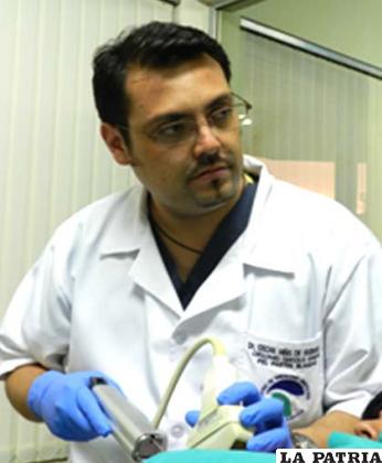 Oscar Niño de Guzmán Luizaga del área de Mastología y Cirugía Oncoplástica de Mama