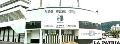 El frontis del estadio del Santos en Brasil