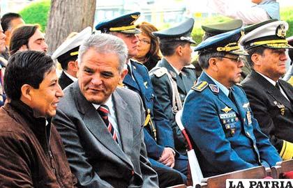 El defensor del Pueblo, Rolando Villena, con el Canciller y militares en una misa de 2011