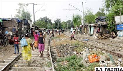 Un arrabal de Delhi situado junto a unas vías de tren