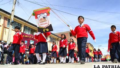 Niños de primaria rindieron homenaje a Bolivia
