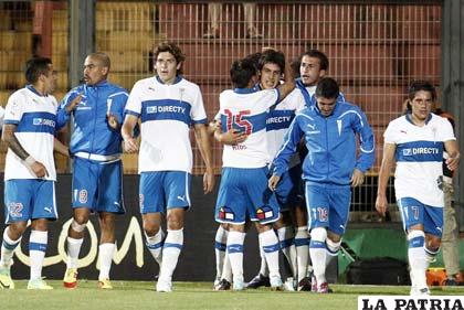 Los jugadores de la Universidad Católica en busca de la victoria