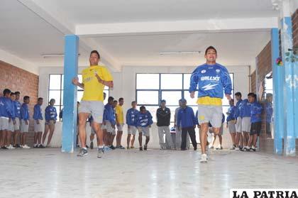 Neumann (izq.) ayer en la práctica de gimnasio junto a Torrico